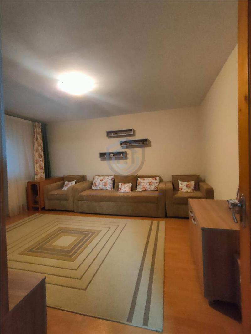 Apartament cu 3 camere, decomandat, zona Nufarul — fotografia 1